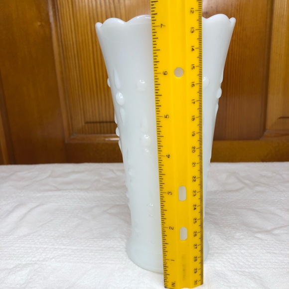 White Milk glass vase tear drops and dots design, no marking unknown maker - Picture 8 of 8